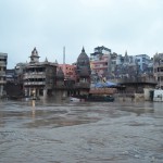 Manikarnika ghat z řeky